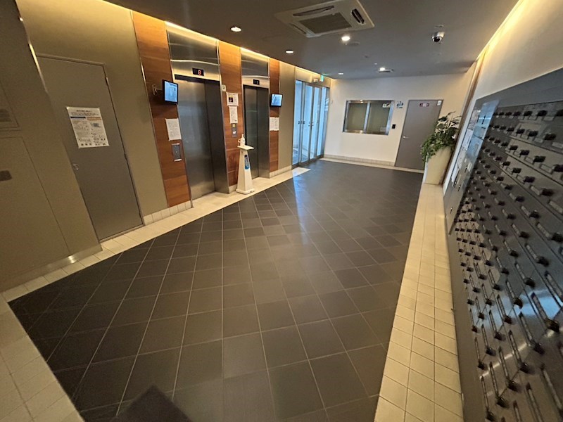 ロビー　エレベーター2基
