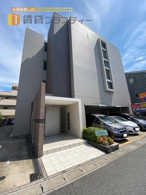 建物外観　太陽とこんにちわ、駅まで直ぐの距離感です。