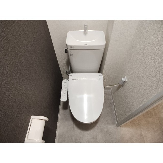 トイレ　落ち着いた色調のトイレです