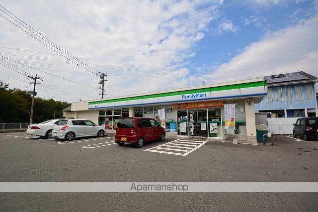 コンビニ　ファミリーマート（コンビニ）まで270m