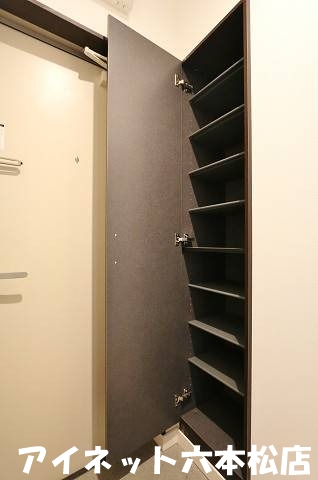 玄関　玄関収納も完備。