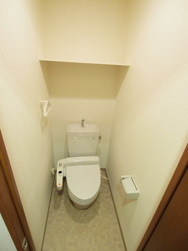 トイレ　ウォシュレット完備。