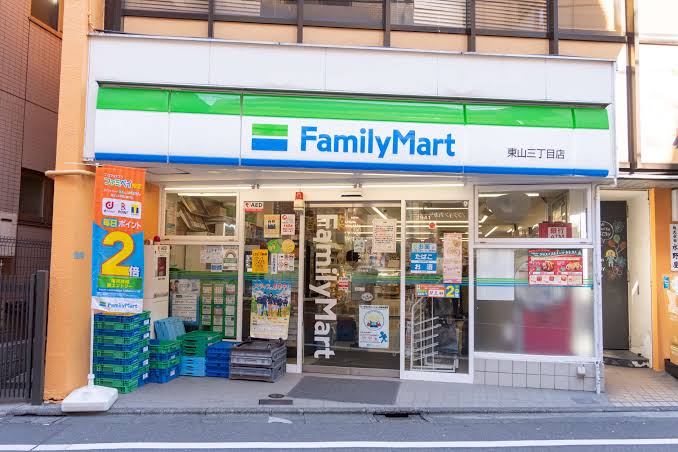 コンビニ　ファミリーマート東山三丁目店（コンビニ）まで48m