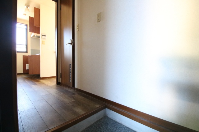 玄関　※別室の参考写真の為、現況優先です。