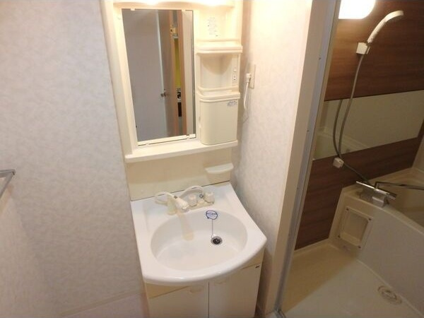 洗面設備　※写真は同じマンションの違う部屋のものになります。