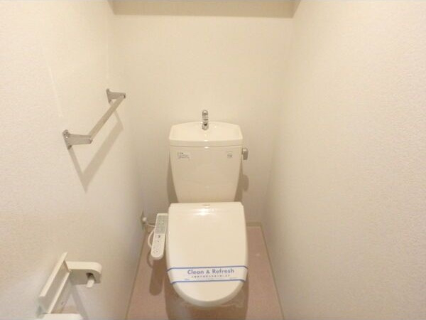トイレ　※写真は同じマンションの違う部屋のものになります。