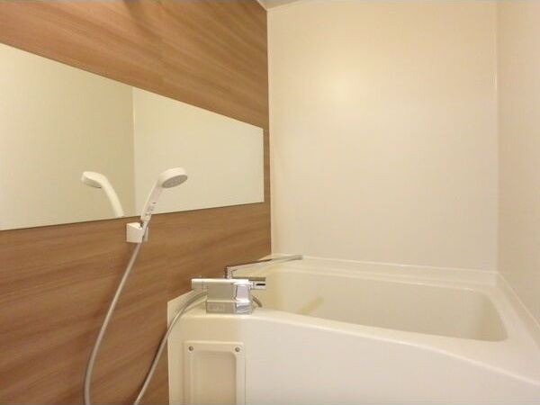 バス・シャワールーム　※写真は同じマンションの違う部屋のものになります。