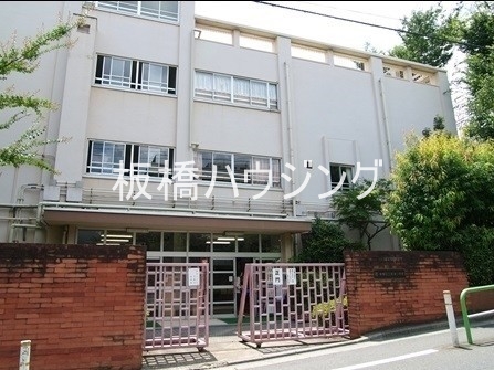 小学校　板橋区立成増小学校（小学校）まで979m
