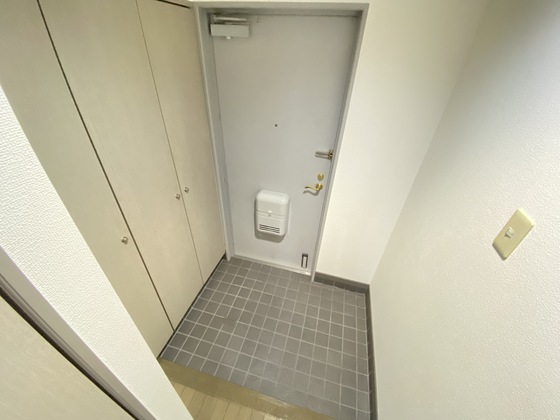 玄関　※別号室の写真です。