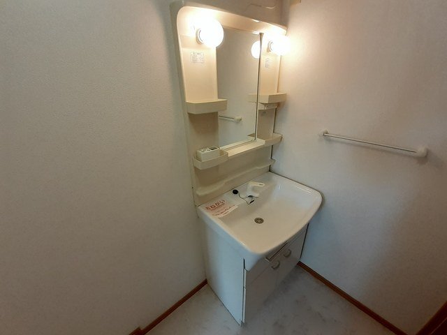洗面設備　ゆったりとスペースのある洗面所