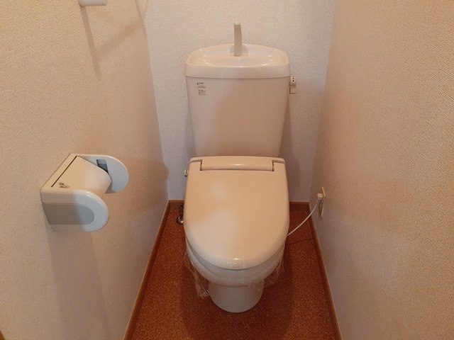 トイレ　落ち着いた色調のトイレです