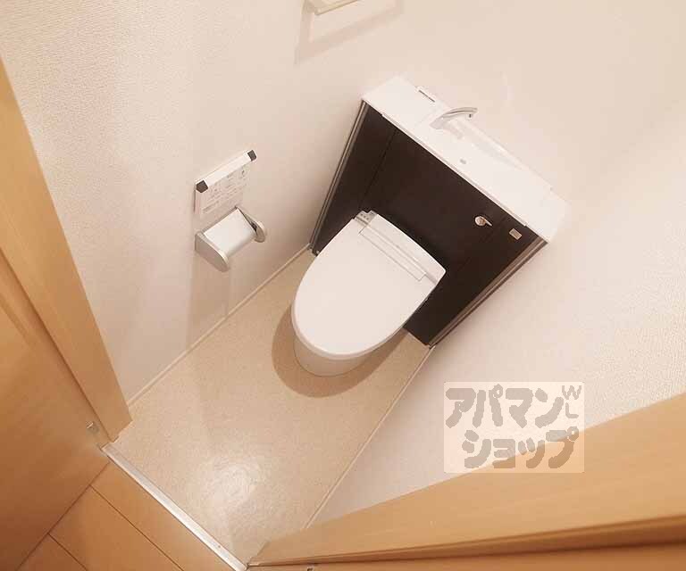 トイレ　奥行きもありますね！