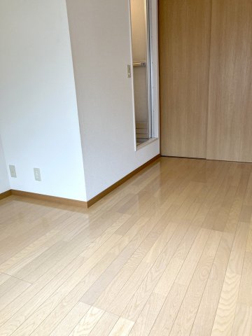 居室・リビング　約5.5帖の洋室