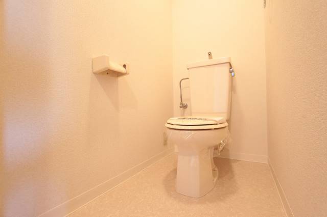 トイレ　綺麗で広いトイレットルーム。