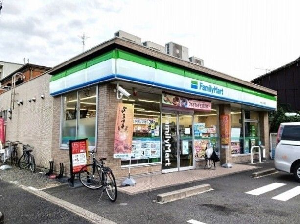 コンビニ　ファミリーマート（コンビニ）まで70m