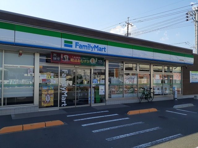 コンビニ　ファミリーマートさん（コンビニ）まで400m