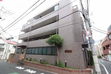 建物外観　鉄筋コンクリート造のがっちりとした建物。