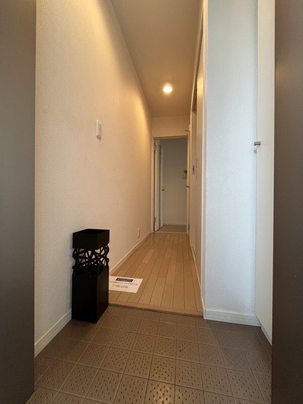玄関　同物件別部屋写真