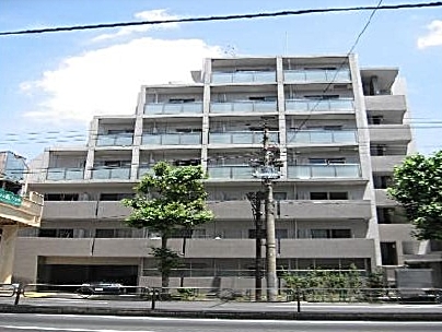 建物外観　鉄筋コンクリート造のがっちりとした建物。