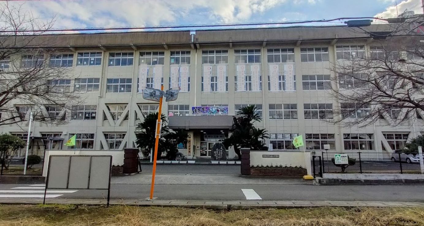 中学校　新居浜市立泉川中学校（中学校）まで515m