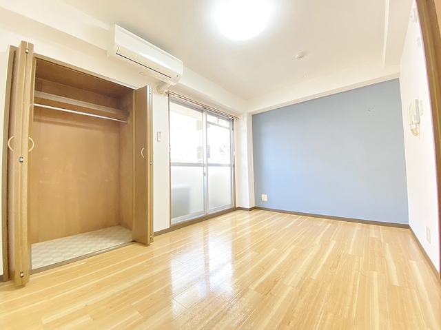 居室・リビング　アクセントクロスのオシャレなお部屋