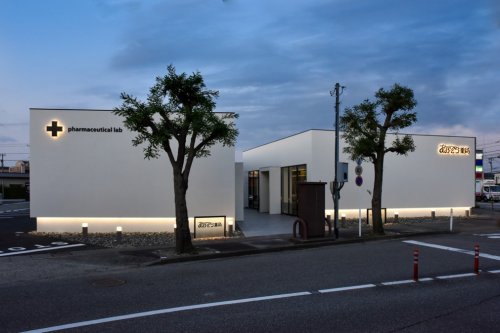 ドラックストア　あおぞら薬局 八日市店（ドラッグストア）まで208m