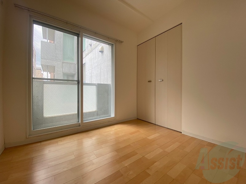 その他部屋・スペース　寝室はこちらです。光が差し込む、温かみのあるお部屋です。