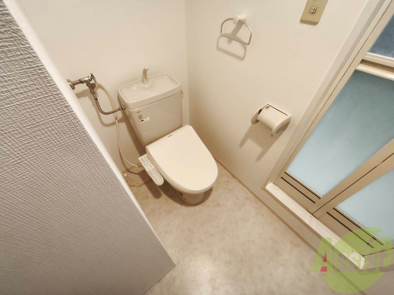 トイレ　トイレです。ユニットバスになってますのでコンパクト。