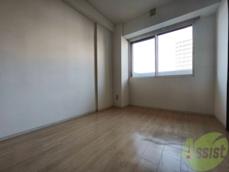 その他部屋・スペース　寝室はこちらです。光が差し込む、温かみのあるお部屋です。