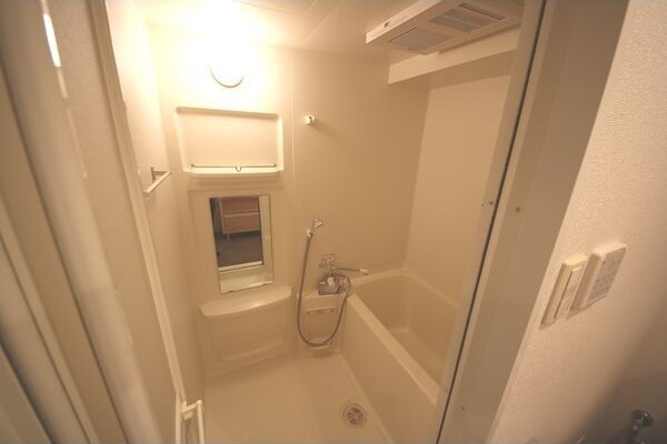 バス・シャワールーム　※写真は同じマンションの違う部屋のものになります。