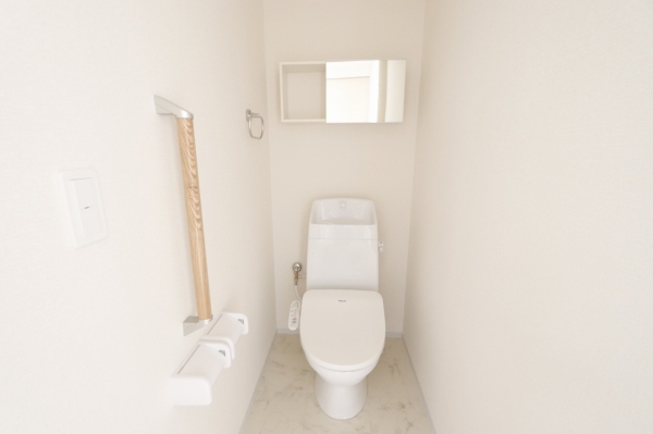 トイレ　温水シャワー付きトイレです
