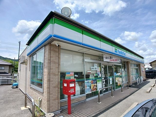 コンビニ　ファミリーマート（コンビニ）まで1100m
