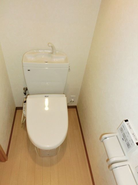 トイレ　嬉しい洗浄便座付き