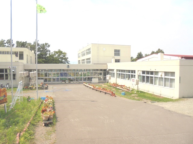小学校　江別市立大麻西小学校（小学校）まで466m