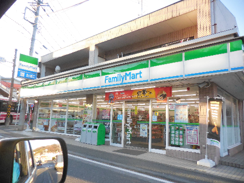 コンビニ　ファミリーマート 西生田店（コンビニ）まで881m