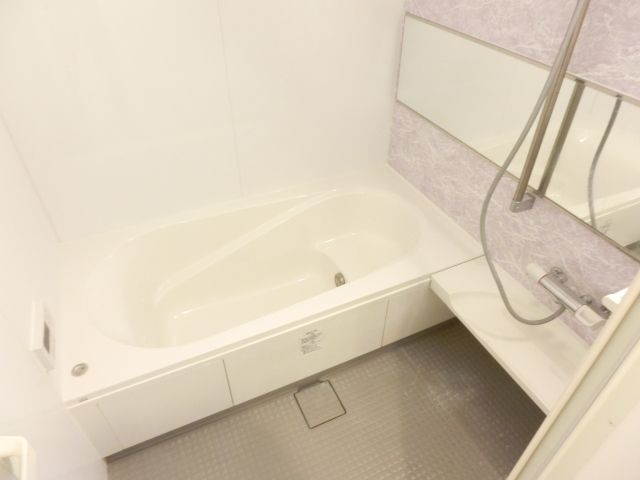 バス・シャワールーム　キレイなバスルーム！足を伸ばせる１坪バスは魅力ですね！！