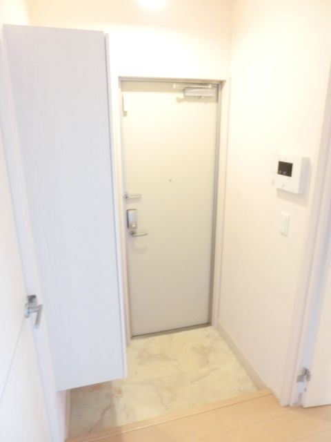 玄関　全身ミラー付の玄関です！
