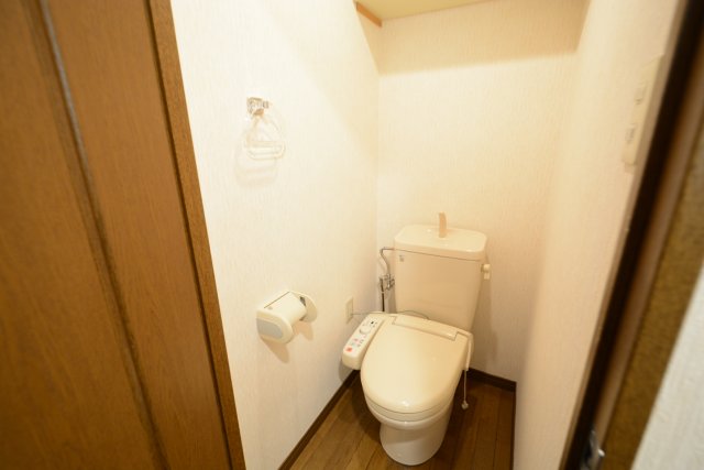 トイレ　温水洗浄便座付きのトイレです♪