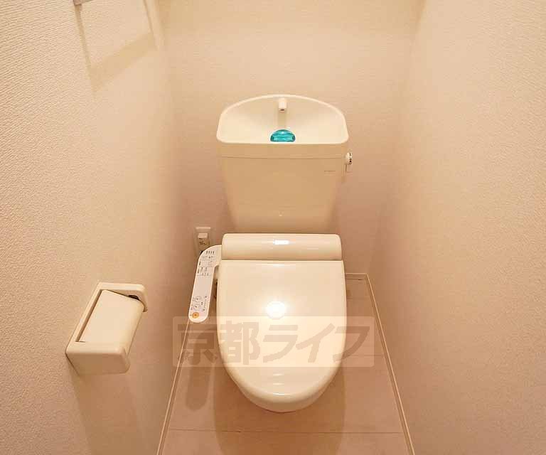 トイレ　もちろんウォシュレット。棚もあります。
