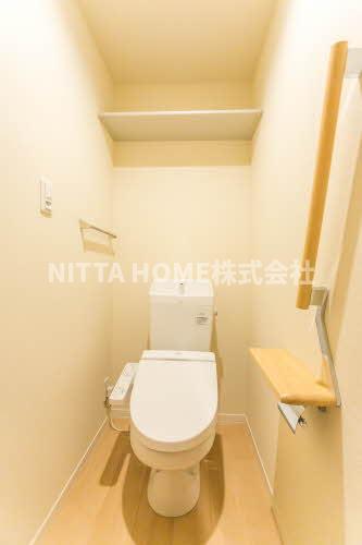 トイレ　温水洗浄便座付きのトイレです＊
