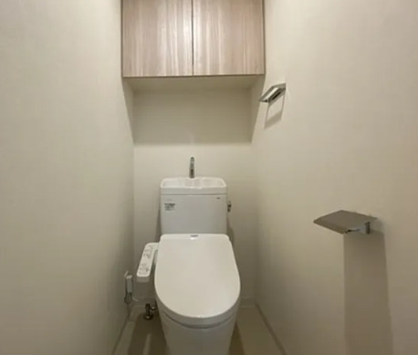トイレ　落ち着いた色調のトイレです