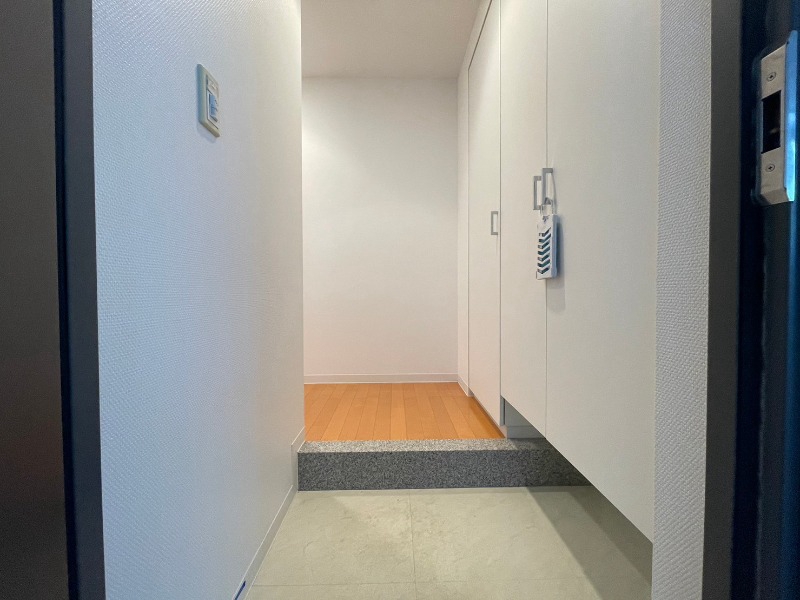 玄関　玄関です。ご覧の通り広々としていますね。