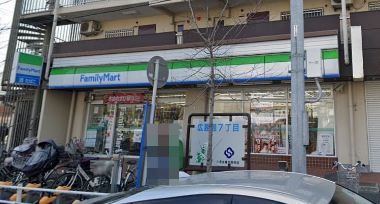 コンビニ　ファミリーマート 川名駅前店（コンビニ）まで406m