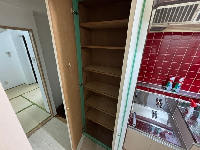 収納　清掃中のお写真です。