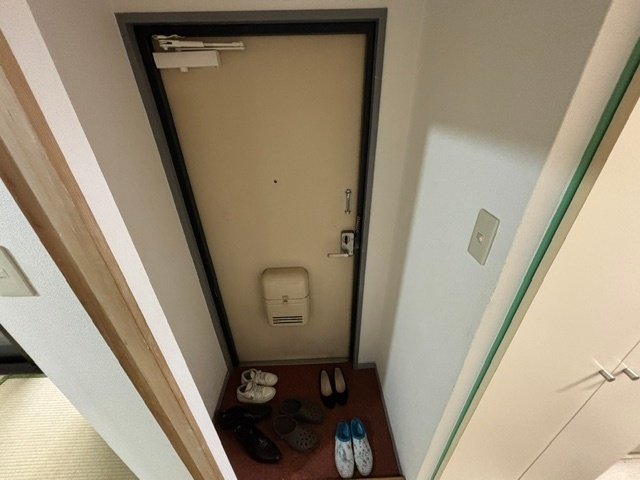 玄関　清掃中のお写真です。
