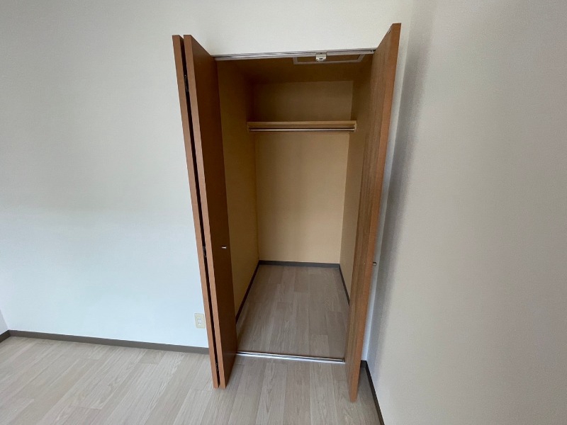 収納　こちらの収納にはハンガーをかけて服もしまえますね。