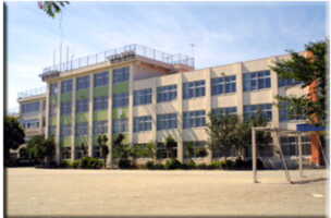 小学校　福生市立福生第六小学校（小学校）まで681m