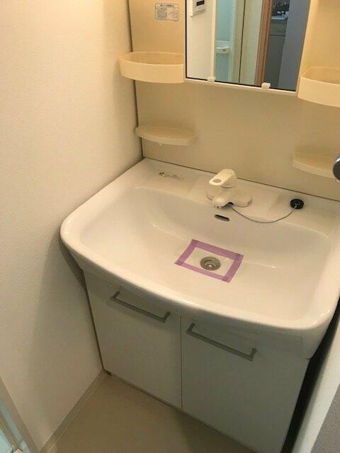 洗面設備　ゆったりとスペースのある洗面所