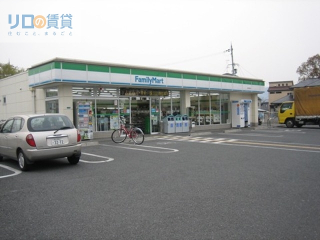 コンビニ　ファミリーマート伊丹鴻池店（コンビニ）まで821m
