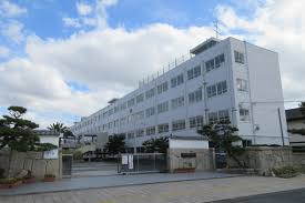 中学校　高槻市立第一中学校（中学校）まで670m